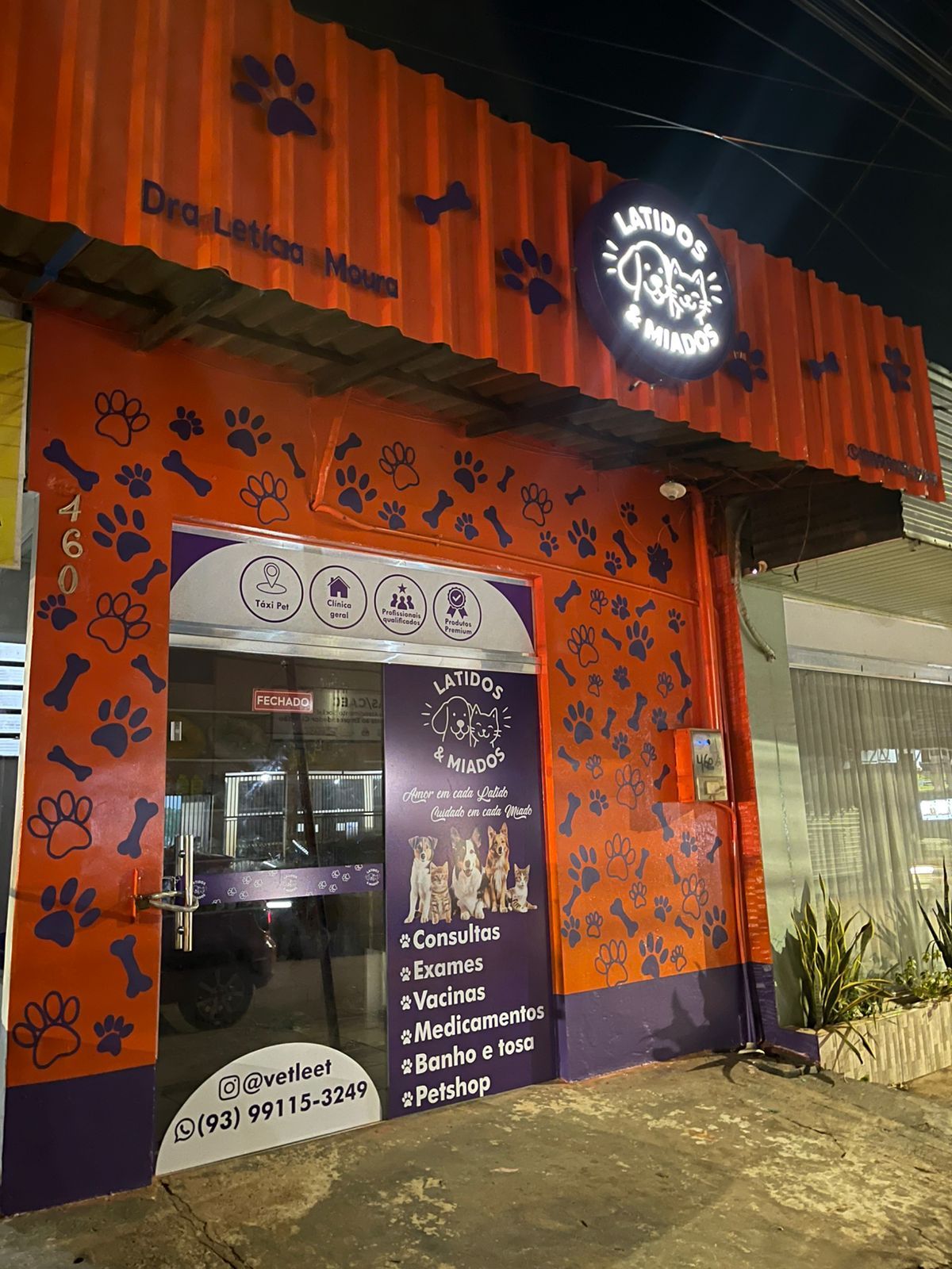 Fachada do Latidos & Miados à noite, em Santarém